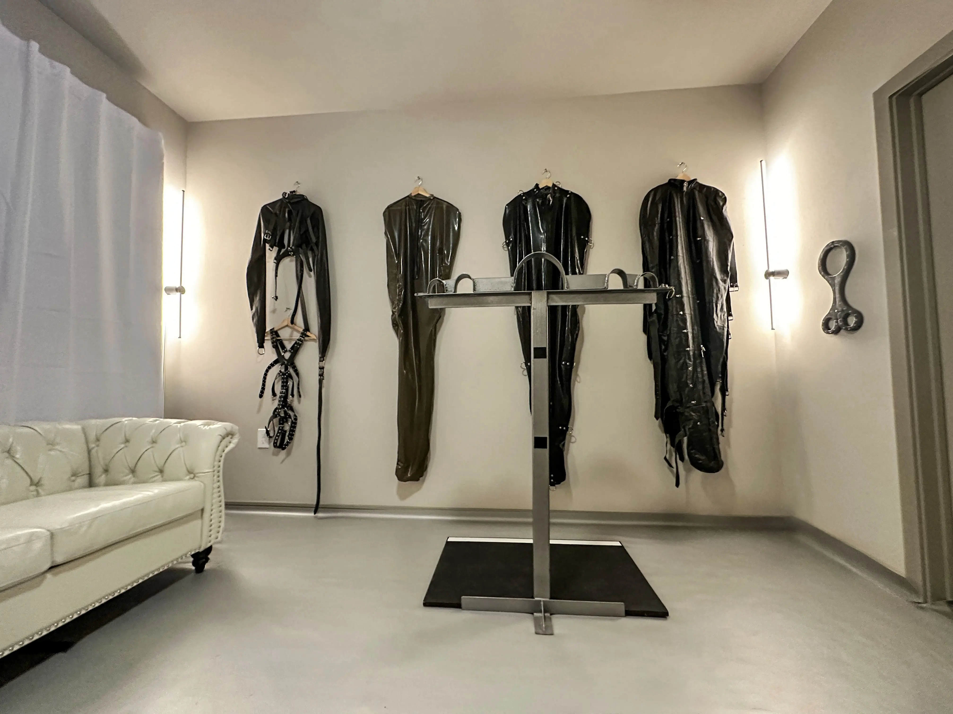 Mistress Tracy stocks and body bags